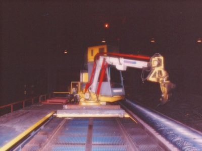 ANDROMAT® AMX manipulator on a linear carriage track in a foundry