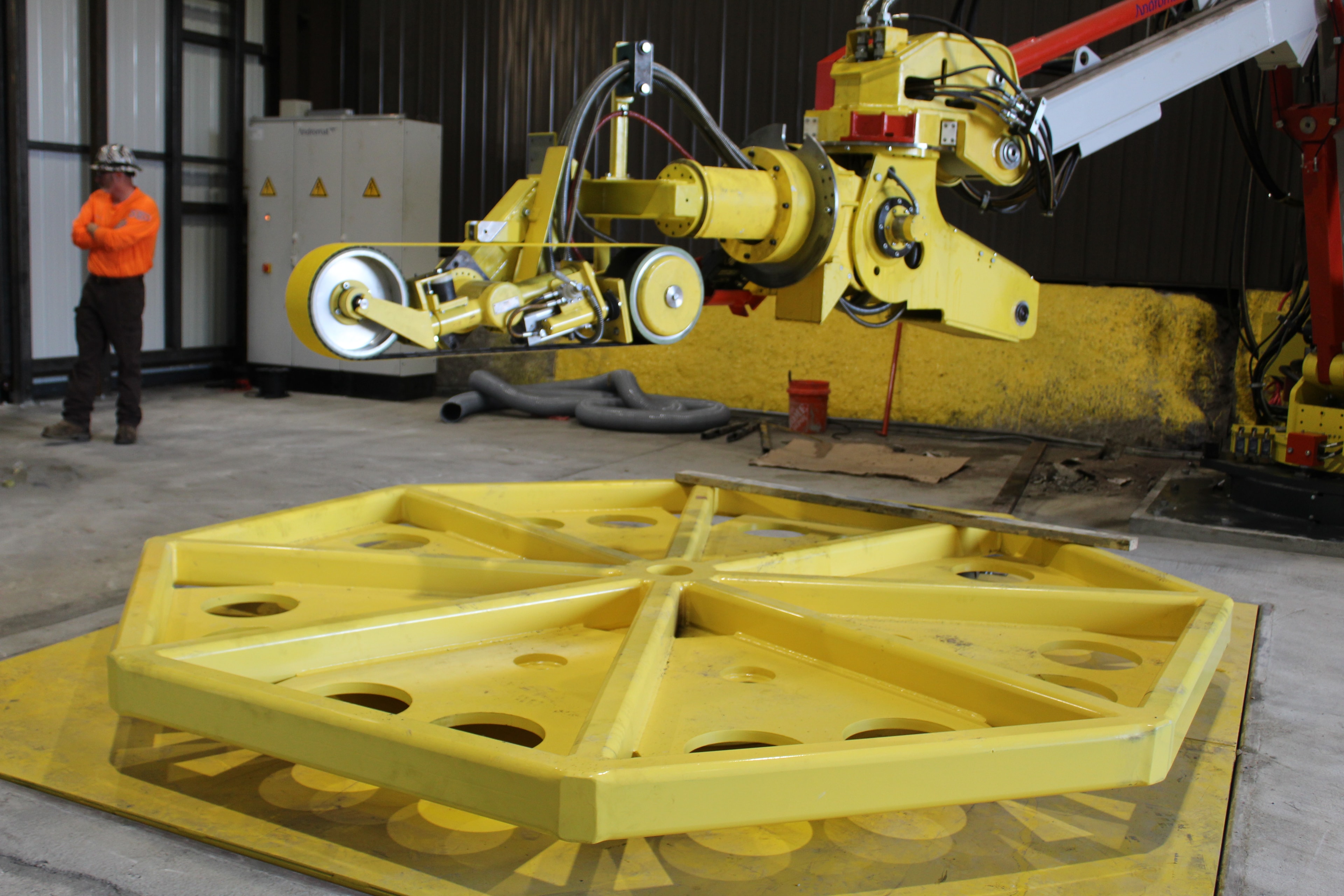 ANDROMAT® Turn-Tip-Table with operator